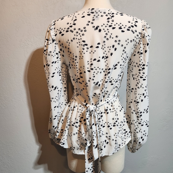 EUC MODCLOTH WHITE WRAP BLOUSE WITH BLACK ANIMAL NOVELTY FOOT PRINTS SZ S - Picture 6 of 9